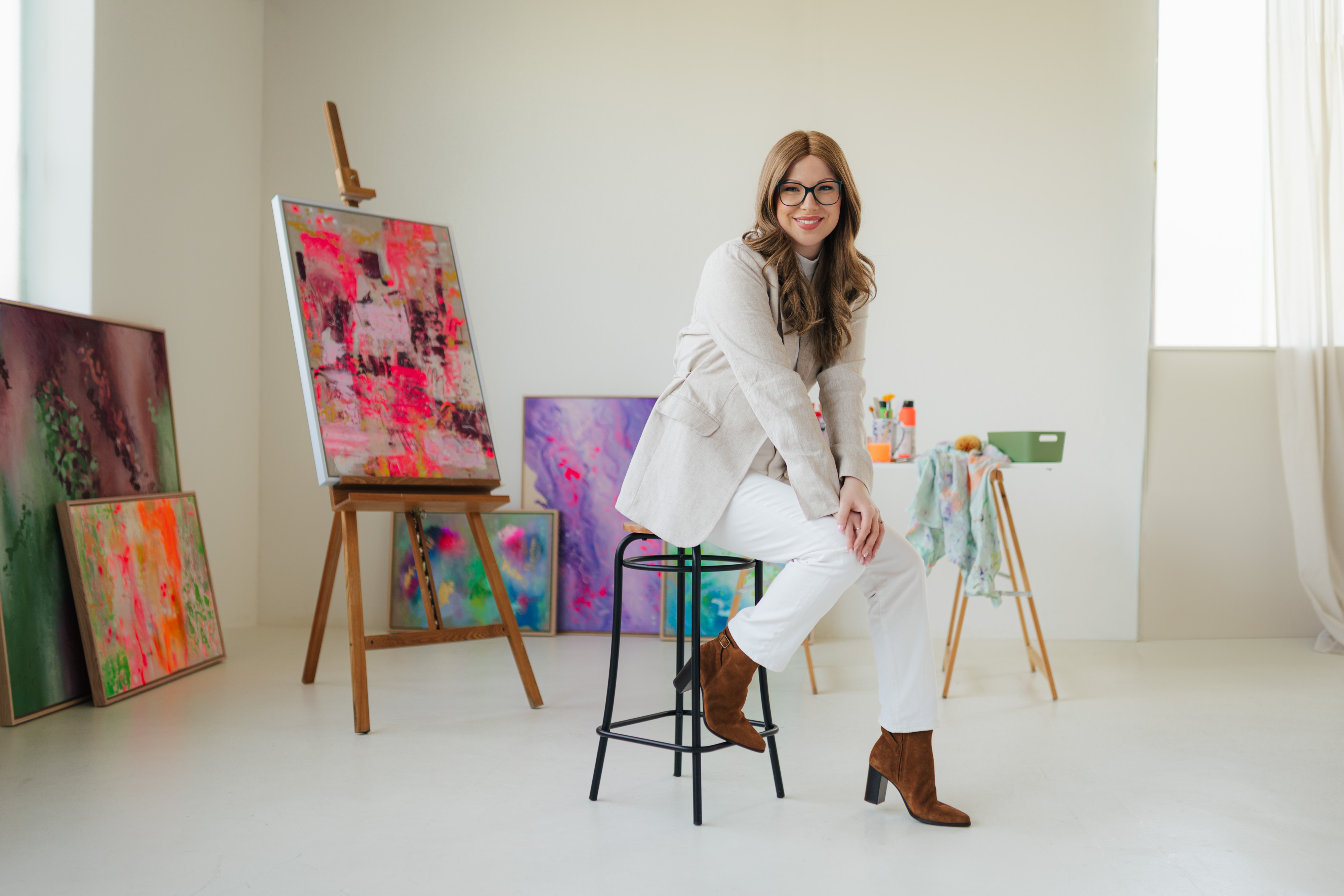 Sarah-Sophie Isaakson in ihrem Atelier in Högel, Schleswig-Holstein – abstrakte Malerei