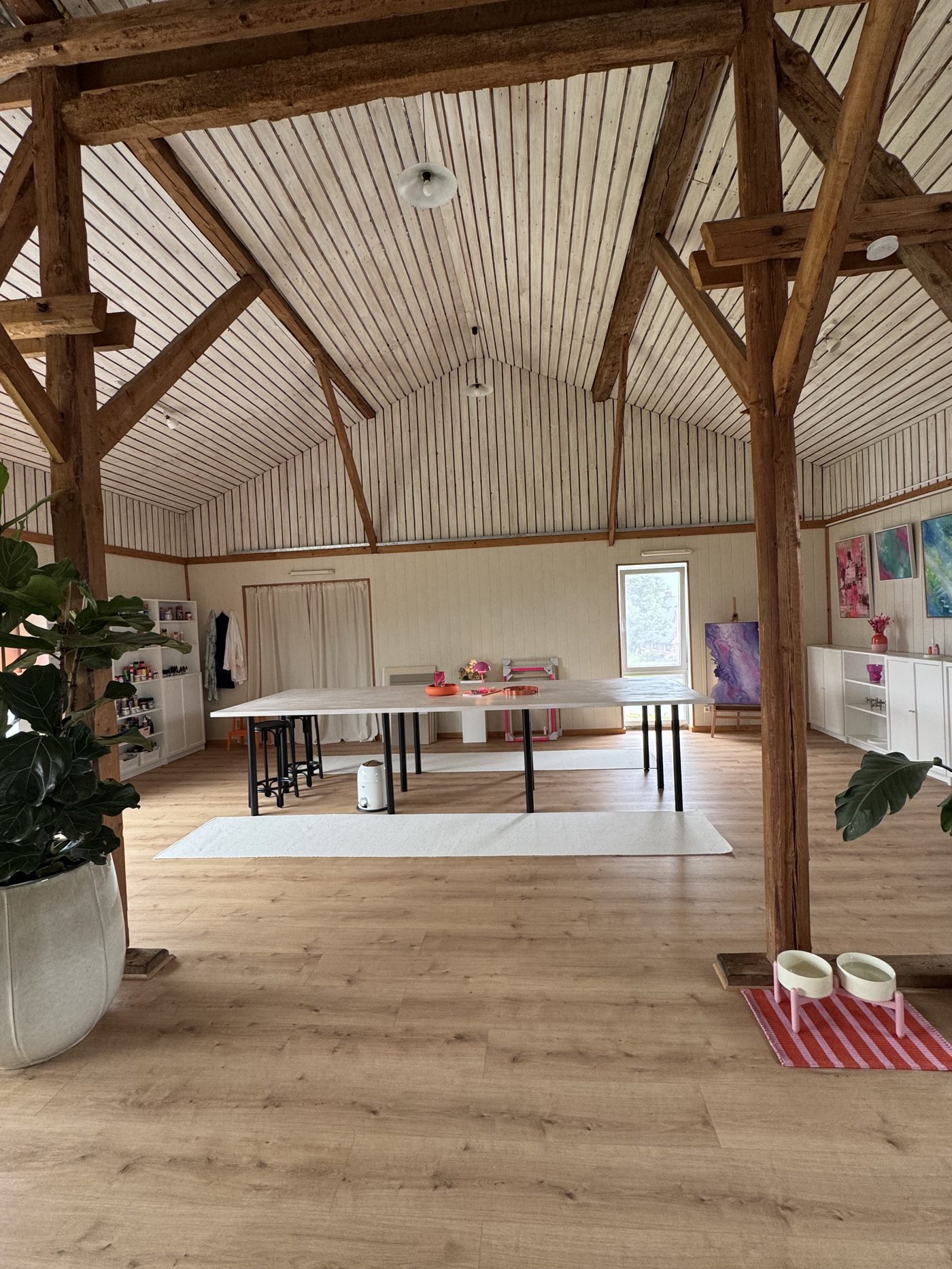 Atelier von Sarah-Sophie Isaakson in Högel – heller Kunstraum mit Holzbalken