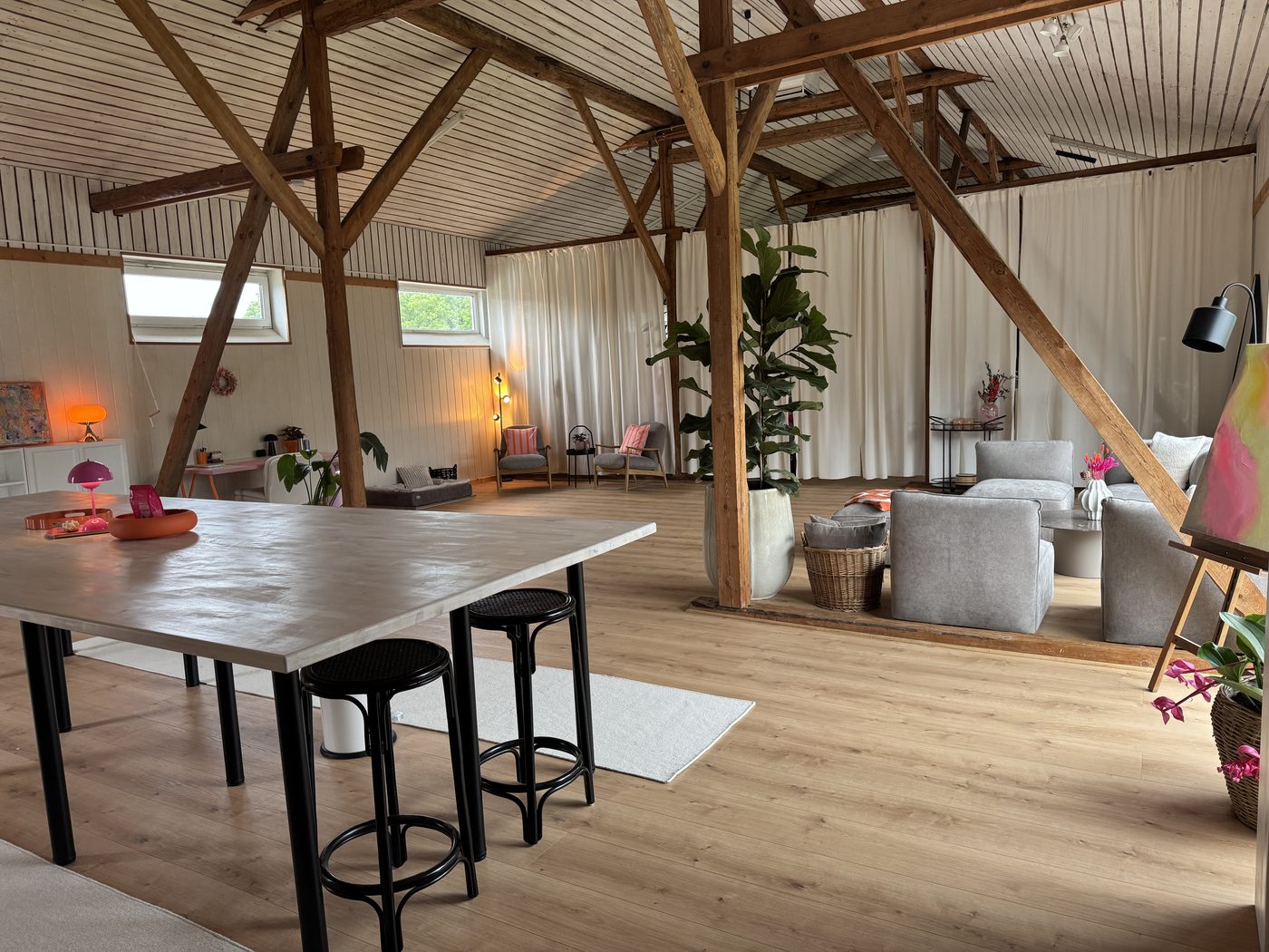 Loungebereich im Kunstatelier von Sarah-Sophie Isaakson in Högel