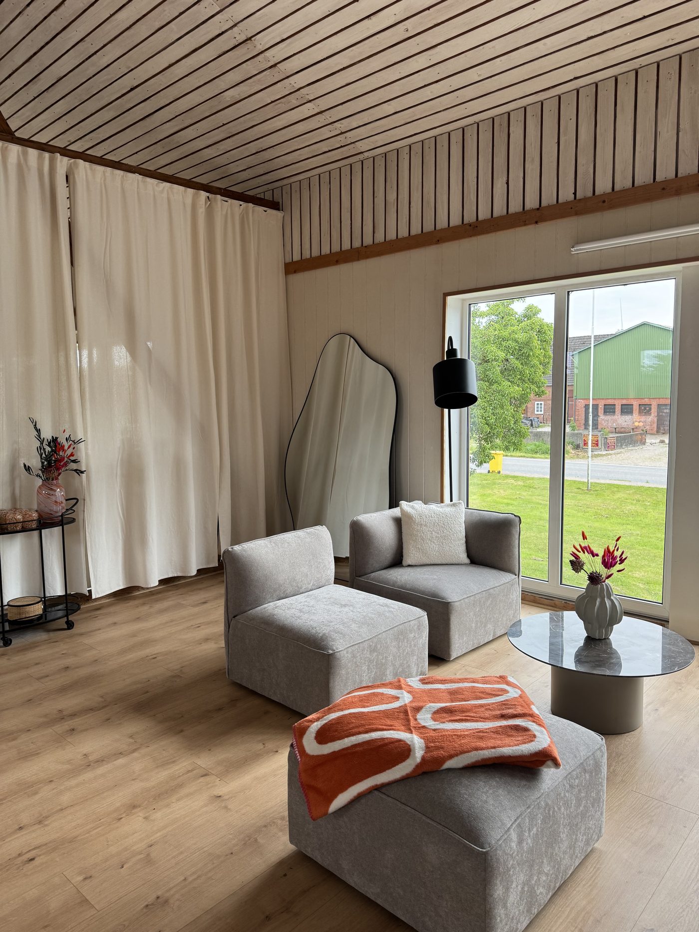 Sitzbereich mit Tageslicht im Atelier von Sarah-Sophie Isaakson